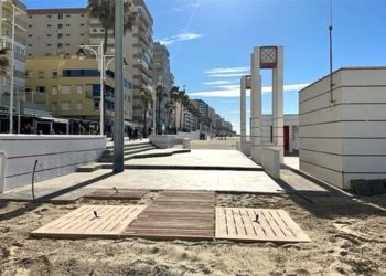 Habilitando los nuevos soportes de las duchas / FOTO: Ayto.