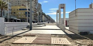 Habilitando los nuevos soportes de las duchas / FOTO: Ayto.