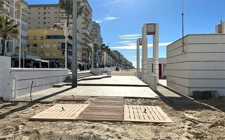 Habilitando los nuevos soportes de las duchas / FOTO: Ayto.