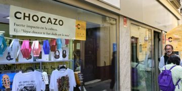 Escaparate de una tienda de instrumentos, preparado para el Congreso / FOTO: Eulogio García
