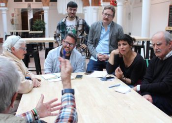 Ponce (con gafas y bigote) en la reunión con la Asociación Roteña en Defensa de lo Público / FOTO: Adelante