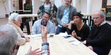 Ponce (con gafas y bigote) en la reunión con la Asociación Roteña en Defensa de lo Público / FOTO: Adelante