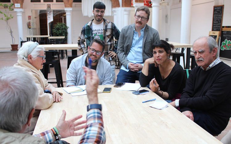 Ponce (con gafas y bigote) en la reunión con la Asociación Roteña en Defensa de lo Público / FOTO: Adelante