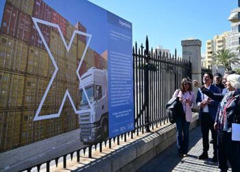 Se acaba de inaugurar una exposición en la verja del muelle, por el Congreso de la Lengua / FOTO: Eulogio García