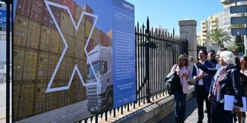 Se acaba de inaugurar una exposición en la verja del muelle, por el Congreso de la Lengua / FOTO: Eulogio García