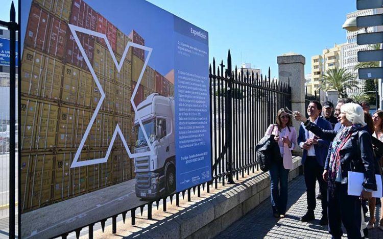 Se acaba de inaugurar una exposición en la verja del muelle, por el Congreso de la Lengua / FOTO: Eulogio García