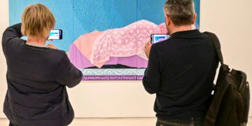 Disfrutando de la muestra a través del móvil / FOTO: Eulogio García