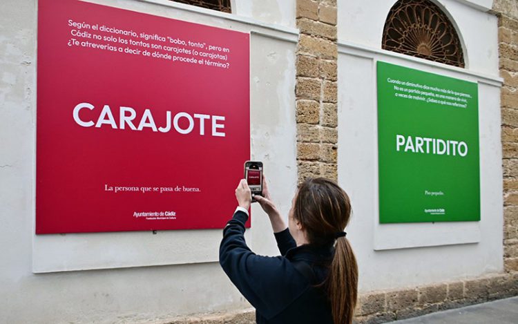 Inmortalizando la exposición en la fachada del mercado / FOTO: Eulogio García