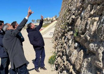 La comitiva del subdelegado observa el estado del lienzo en Santa María del Mar / FOTO: Subdelegación