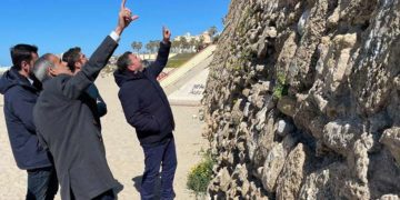 La comitiva del subdelegado observa el estado del lienzo en Santa María del Mar / FOTO: Subdelegación