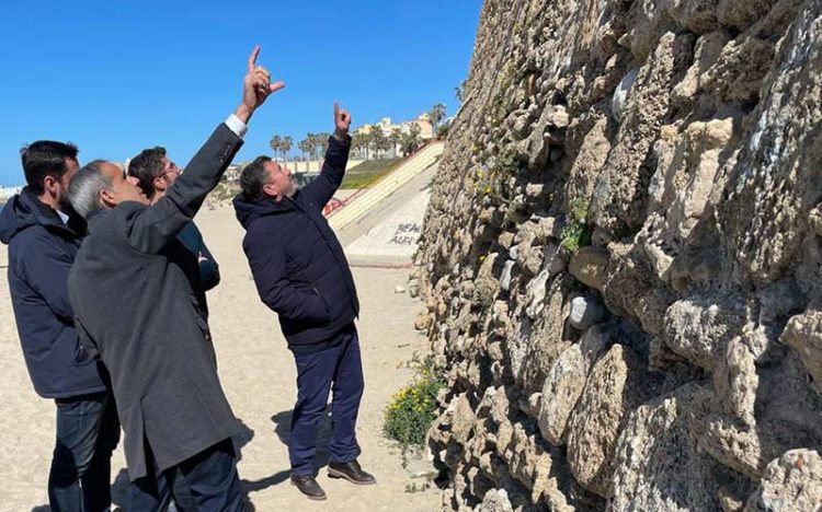 La comitiva del subdelegado observa el estado del lienzo en Santa María del Mar / FOTO: Subdelegación