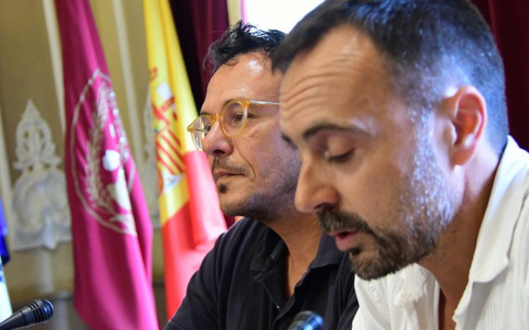 El concejal de Hacienda junto al alcalde en una pasada comparecencia / FOTO: Eulogio García