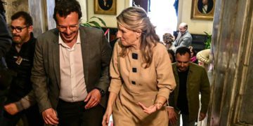 Alcalde y ministra charlan mientras suben la escalinata del Ayuntamiento / FOTO: Eulogio García