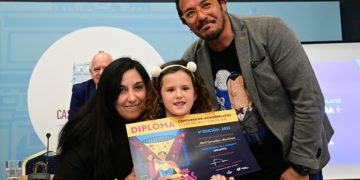 Entregando uno de los diplomas a una de las participantes mini / FOTO: Eulogio García