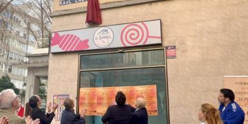 Desvelando el nuevo rótulo de la calle / FOTO: Ayto.