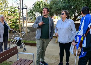 El alcalde comenta con vecinos el resultado de la obra / FOTO: Eulogio García