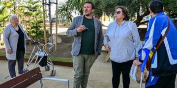 El alcalde comenta con vecinos el resultado de la obra / FOTO: Eulogio García