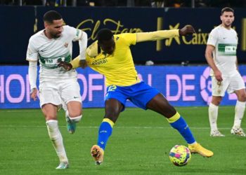Una disputa en aquel partido frente al Elche / FOTO: Eulogio García