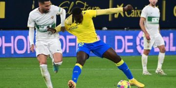 Una disputa en aquel partido frente al Elche / FOTO: Eulogio García