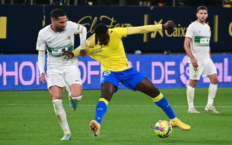 Una disputa en aquel partido frente al Elche / FOTO: Eulogio García