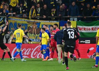 El árbitro expulsaba a Iza en la tangana final / FOTO: Eulogio García