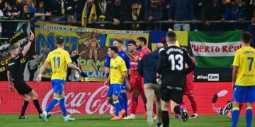 El árbitro expulsaba a Iza en la tangana final / FOTO: Eulogio García
