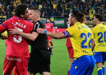 Hernández Hernández mediando en una disputa durante el juego / FOTO: Eulogio García