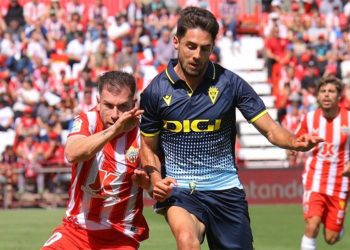 Rubén Sobrino peleando una pelota / FOTO: Cádiz CF
