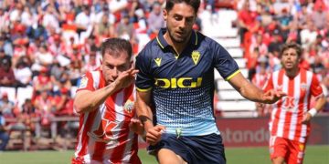 Rubén Sobrino peleando una pelota / FOTO: Cádiz CF