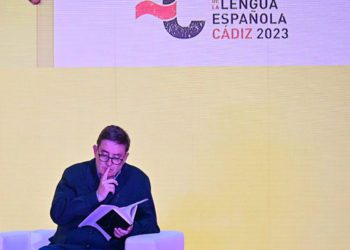 García Montero repasando sus notas durante una de las mesas del Congreso / FOTO: Eulogio García