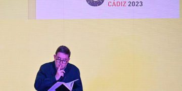 García Montero repasando sus notas durante una de las mesas del Congreso / FOTO: Eulogio García
