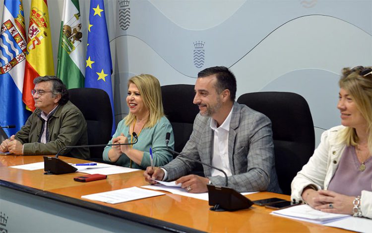 Ofreciendo detalles de los proyectos en rueda de prensa / FOTO: Ayto.