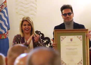 El artista con su galardón, junto a la alcaldesa / FOTO: Ayto.