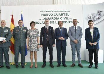 El ministro, presidiendo el posado oficial tras la presentación / FOTO: Subdelegación