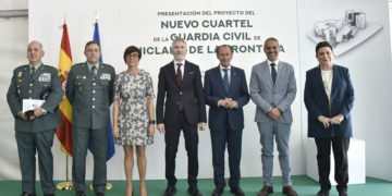 El ministro, presidiendo el posado oficial tras la presentación / FOTO: Subdelegación