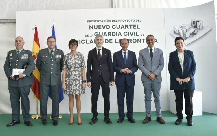 El ministro, presidiendo el posado oficial tras la presentación / FOTO: Subdelegación