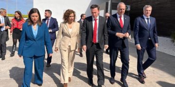 Ministra y comitiva saliendo del Navantia Training Centre / FOTO: Diputación