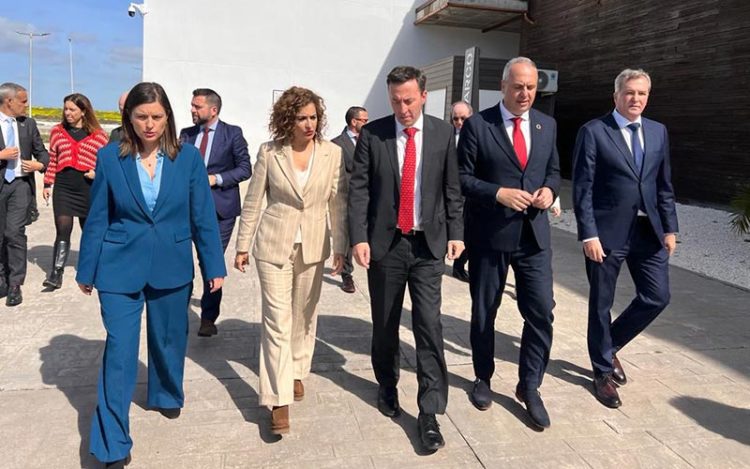 Ministra y comitiva saliendo del Navantia Training Centre / FOTO: Diputación