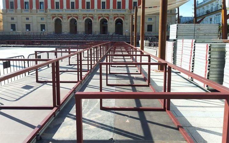 La estructura de la carrera oficial tomando la plaza del Rey / FOTO: DBC