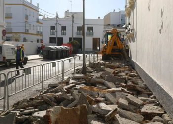 Primeros trabajos en uno de los acerados / FOTO: Ayto.