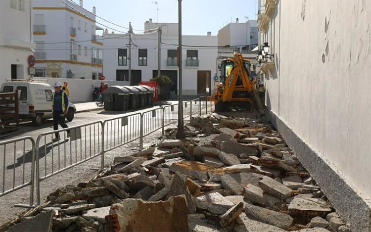 Primeros trabajos en uno de los acerados / FOTO: Ayto.