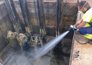 Operario de la empresa en labores de mantenimiento / FOTO: Aguas de Cádiz