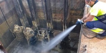 Operario de la empresa en labores de mantenimiento / FOTO: Aguas de Cádiz