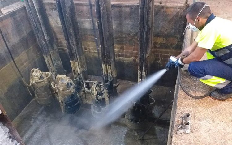 Operario de la empresa en labores de mantenimiento / FOTO: Aguas de Cádiz