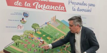 El candidato presenta su proyecto para los niños / FOTO: PSOE