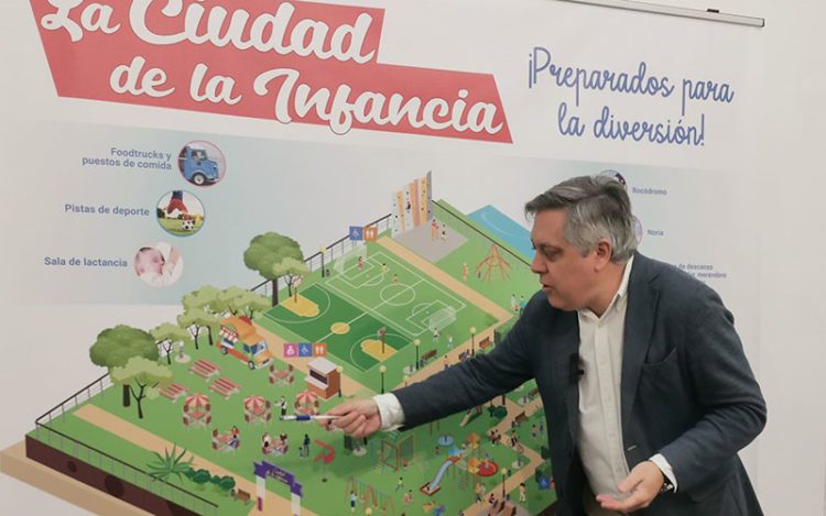 El candidato presenta su proyecto para los niños / FOTO: PSOE