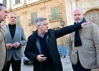 Torres guiando a otros socialistas por Valcárcel / FOTO: Eulogio García
