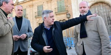 Torres guiando a otros socialistas por Valcárcel / FOTO: Eulogio García