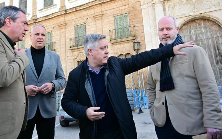 Torres guiando a otros socialistas por Valcárcel / FOTO: Eulogio García