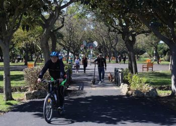 El asfalto no falta en otra zona verde isleña / FOTO: Ayto.